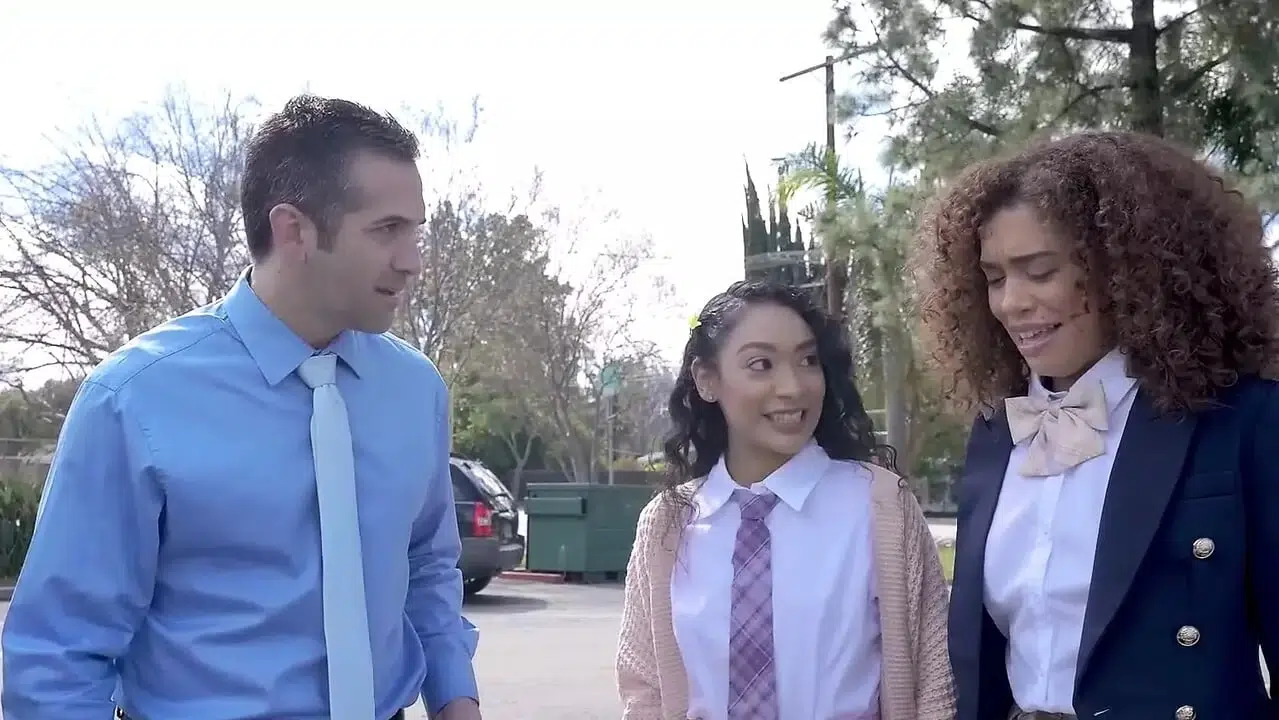 Schoolgirls Sarah Lace and Willow Ryder Suck Their Teacher’s Cock Like a Vacuum Cleaner – FreeUse Fantasy