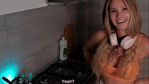 The understanding girl sucked and gave in the kitchen