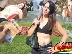 Deutsche Mina Rockz lässt sich zum Outdoor Casting-Analfick überreden