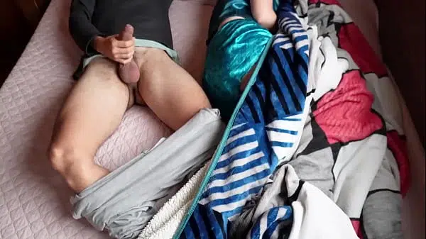 Hermanastra de 18 años le encanta que la folle así de lado, Porno casero