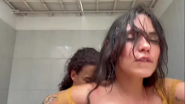 HERMANASTRO PERVERTIDO PILLA A SU HERMANASTRA EMPELOTA EN EL PATIO Y SE LA FOLLA (PARTE 2) – PORNO EN ESPAÑOL