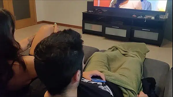 mi hermanastra me atrapó masturbándome y viendo porno, así que me hizo una mamada