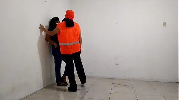 THE DIRTY HOSPITAL NURSE FLIRTS WITH THE SWEEPER!! SHE WAS SO DIRTY THAT SHE MOTIVATED THE CLEANING MAN AND SHE GAVE A BLOWJOB WITH A LOT OF SALIVA TO THE WORKER’S PENIS. REAL PORN IN THE HOSPITAL