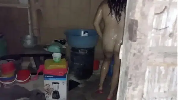 TUVE LA FANTASIA DE INGRESAR A UNA CASA ABANDONADA Y BAÑARME DESNUDA EN LA OSCURIDAD. PORNO REAL CASERO EN CASA ABANDONADA. SENTI MUCHA ADRENALINA PENSANDO QUE EN CUALQUIER MOMENTO PODRIAN LLEGAR LOS DUEÑOS DE LA CASA Y VERME DESNUDA.