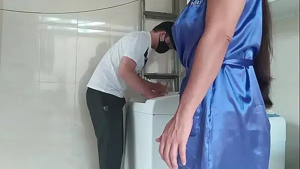 Tecnico Foi Chamado Para Consertar A Maquina De Lavar A Acabou Comendo A Cliente Gostosa