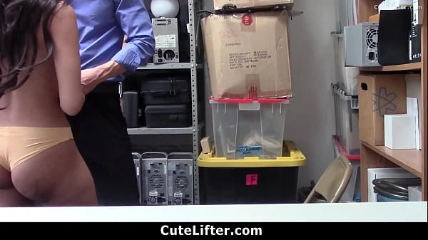 Loss Prevention Officer Encounters the Suspect Stealing – Cutelifter