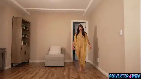 Arabic MILF seduces her Russian driver