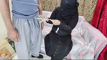 Wearing Black Burqa Muslim aunty anal fucked when Caught masturbating, Netu ki kala Burqa pehne anal fucking Hindi xxx