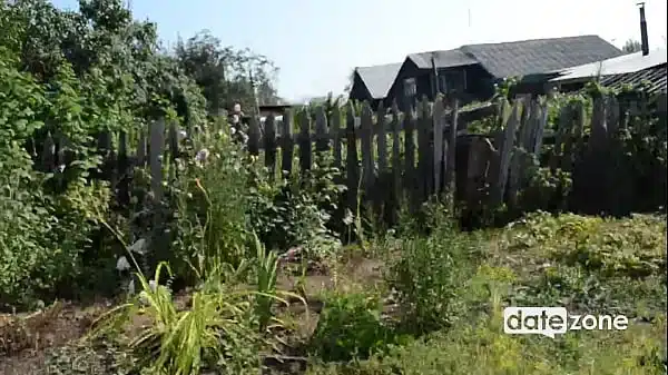 Żona mojego sąsiada jest gorącą dziwką, więc zrobiliśmy niegrzeczną zabawę na świeżym powietrzu, a potem przeleciałem ją, zanim jej mąż wrócił do domu – www.dzfull.com