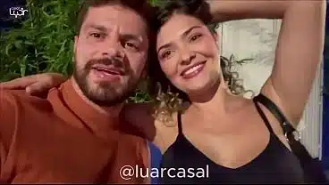Corno assiste 3 machos fudendo sua mulher na cabine de swing!
