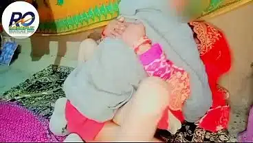 इंडियन देसी गांव कि भाई और बहन रेड साड़ी पहन रखी थी भाई ने बहन को चुपके से देख लिया उंगली करत डालते