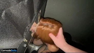 Fodendo ao lado do meu marido corno em uma cabine de swing no gloryhole onde tudo rola RED2